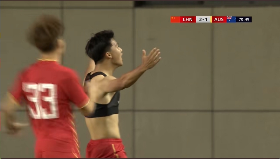 脫衣慶祝！梁仕宇頭球接力破門，國少3-1領(lǐng)先澳大利亞U16