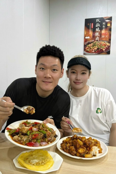 張寧妻子：今天是結(jié)婚兩年紀(jì)念日 行囊羞澀都無(wú)恨&難得夫妻是少年