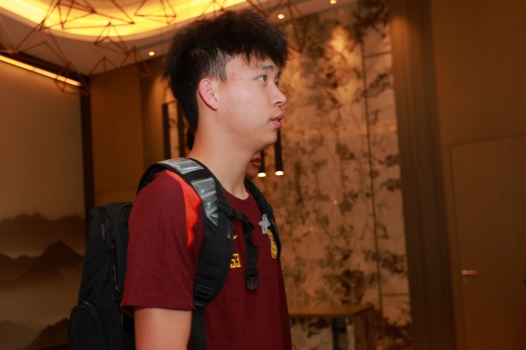 和剛才我直播時候分析的一樣印尼主攻右路，王鈺棟狀態(tài)不錯有機會
