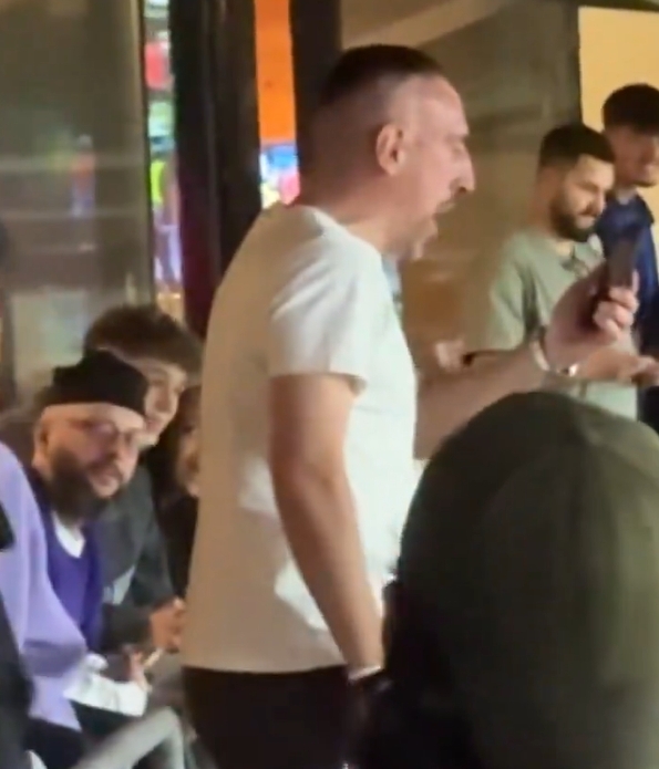 面對面輸出！葡萄牙球迷指著里貝里唱歌，后者拍了一會走進包廂
