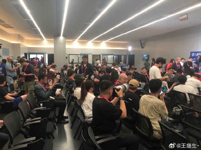 18強(qiáng)賽收官戰(zhàn)！記者：國足賽前發(fā)布會媒體記者還是不少