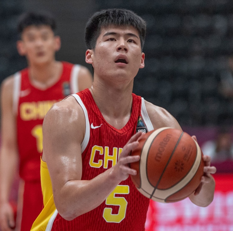 表現(xiàn)不俗！陳家政半場(chǎng)5投3中拿下7分4籃板2助攻 正負(fù)值+10