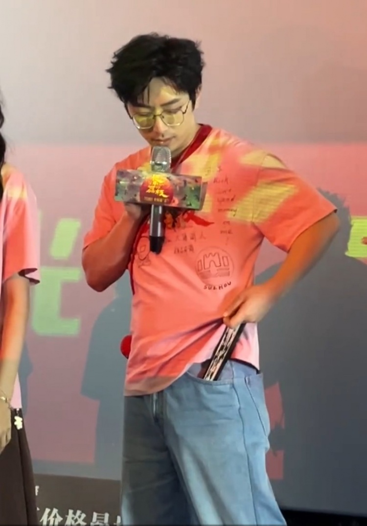 演員白客為蘇超蘇州隊打call：我今天衣服上印了蘇州隊的隊標(biāo)