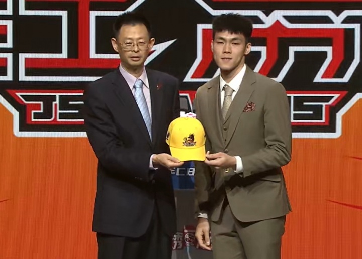 ??探花水不了？2025CBA選秀大會(huì)：江蘇用探花簽選中龐崢麟