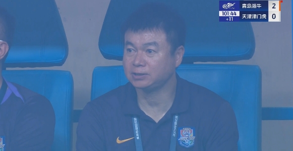 多一人作戰(zhàn)0-2落后！于根偉替補席上臉色鐵青
