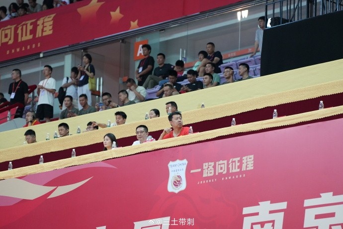 中國(guó)男籃熱身賽再戰(zhàn)波黑男籃 王治郅、胡衛(wèi)東到場(chǎng)觀戰(zhàn)
