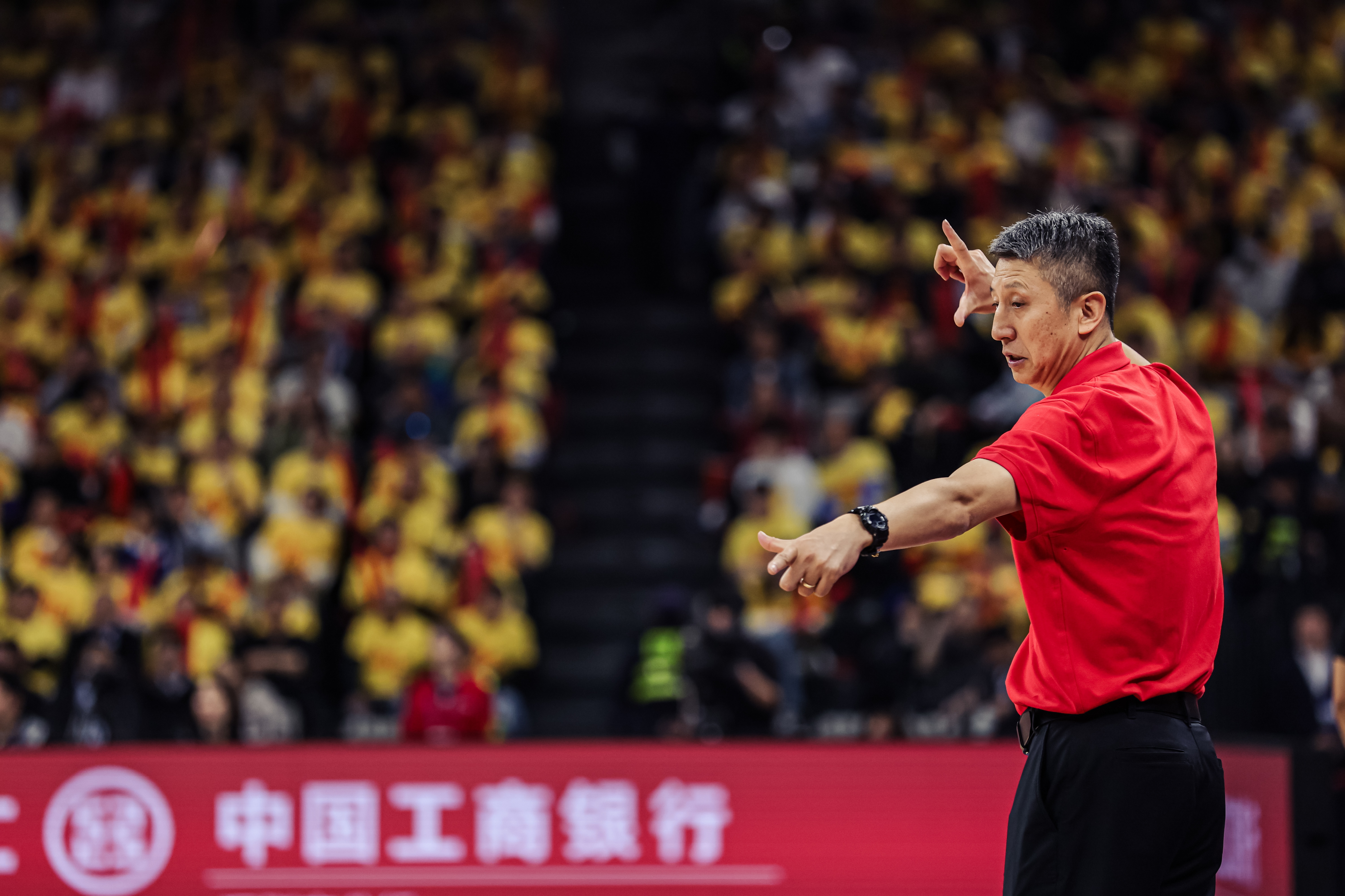 媒體人：雙方打得都很抽象&裁判盡力了 成熟球隊(duì)要能在比賽中解題