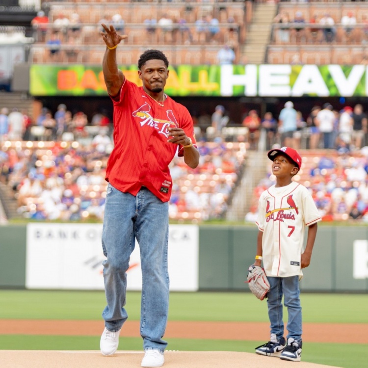 家鄉(xiāng)的驕傲！比爾受邀為老家MLB球隊紅雀隊開球！