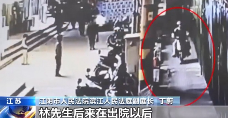 倆孩子路邊踢球絆倒騎車(chē)人致其骨折，監(jiān)護(hù)人被判賠償超3.5萬(wàn)元